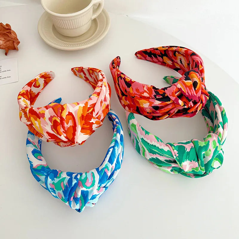 Satin-Haarreif mit Batik-Blumen & großer Schleife – Farbiges Stirnband für Damen & Mädchen | Modisches Haaraccessoire Kaufschwan®