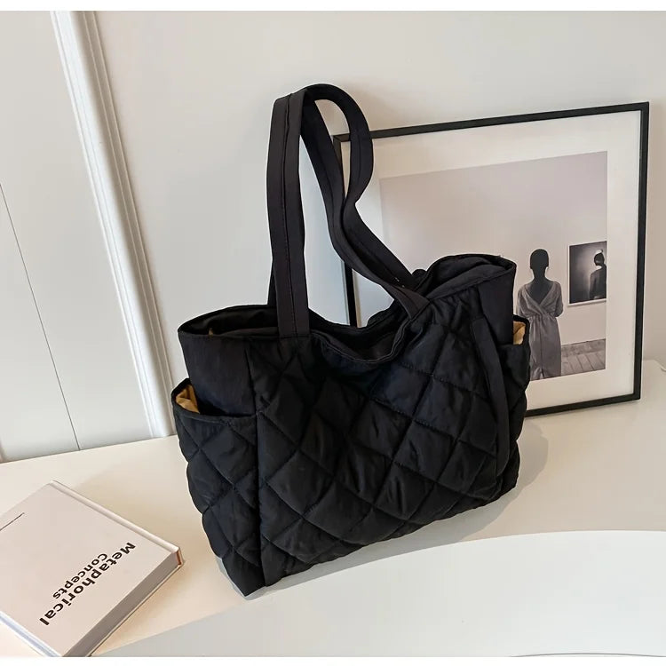 Schwarze Quilted Handtasche mit Großer Kapazität – Schultertasche im Karo-Design mit Mehreren Fächern & Plüsch Anhänger Kaufschwan®