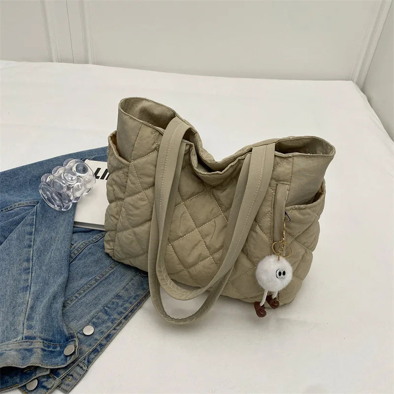 Schwarze Quilted Handtasche mit Großer Kapazität – Schultertasche im Karo-Design mit Mehreren Fächern & Plüsch Anhänger Kaufschwan®