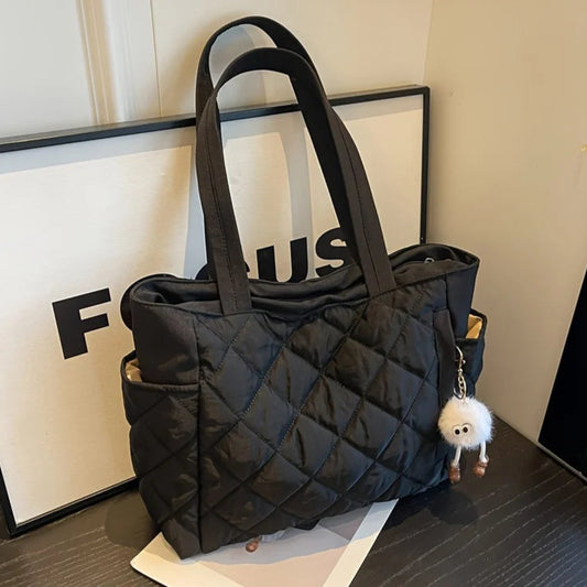 Schwarze Quilted Handtasche mit Großer Kapazität – Schultertasche im Karo-Design mit Mehreren Fächern & Plüsch Anhänger Kaufschwan®
