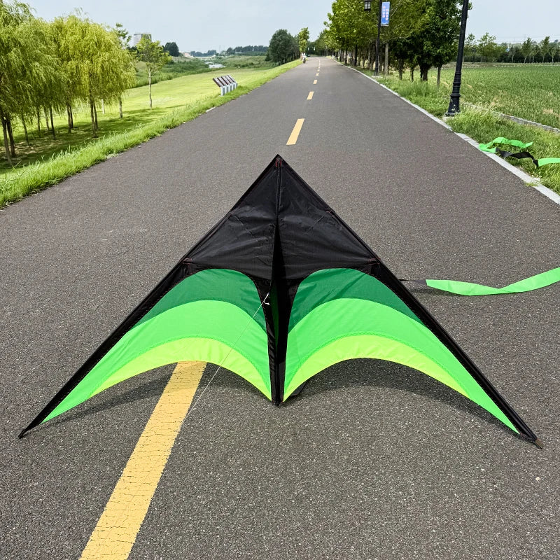 Großer Delta-Drachen mit 100m Flugschnur – Winddrachen mit Handgriff für Kinder und Freizeit im Freien Kaufschwan® 1.6m kite 6m tails