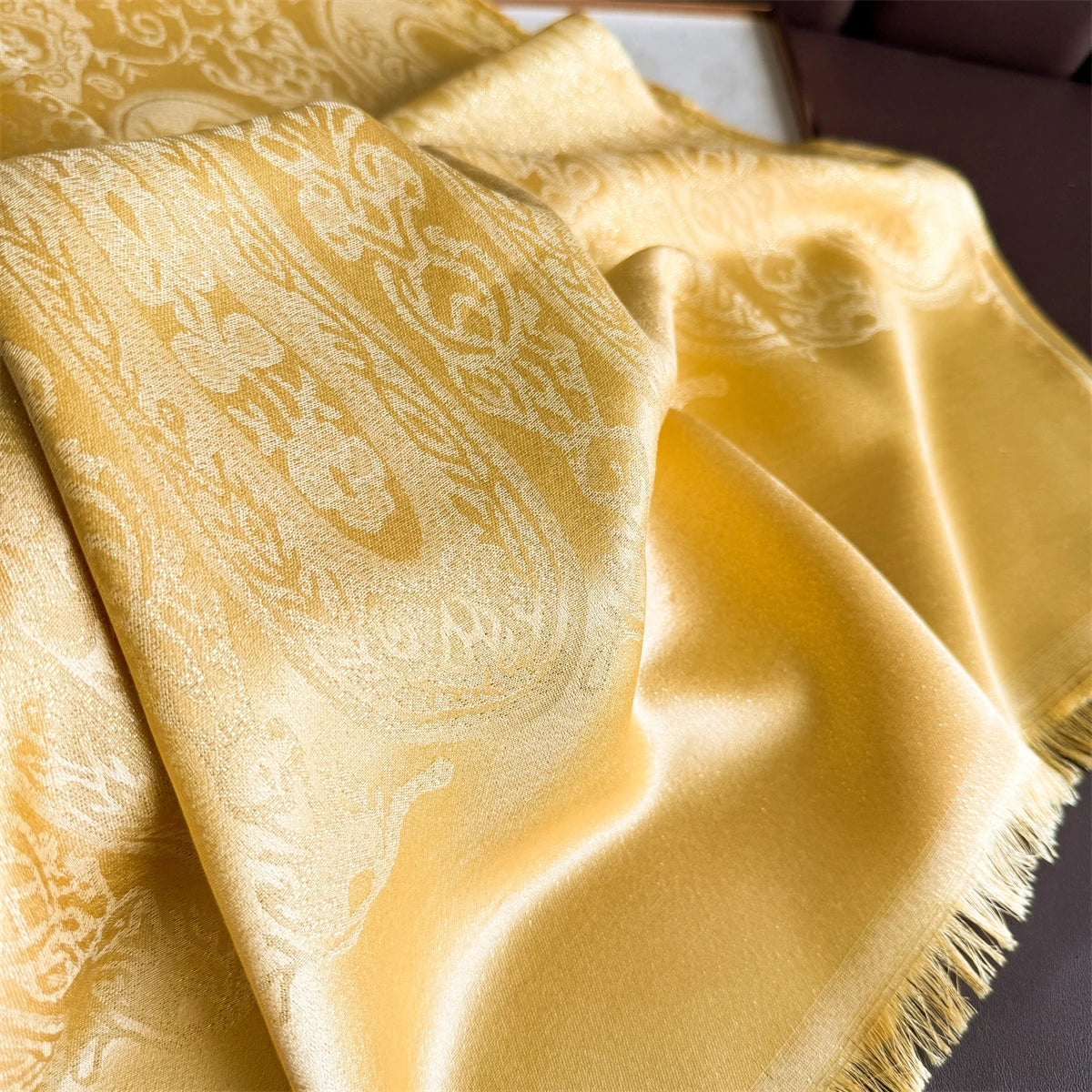 Luxus Hijab mit Blumenmuster & Goldfäden – Damen Jacquard Schal | Muslimisches Kopftuch für Ramadan, Winter & Festliche Anlässe Kaufschwan®