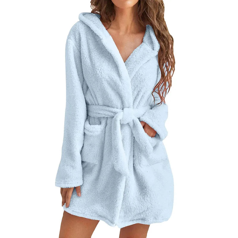Kuscheliger Damen Bademantel mit Kapuze – Flauschiger Winter Morgenmantel mit Gürtel & Taschen Kaufschwan® Himmelblau S
