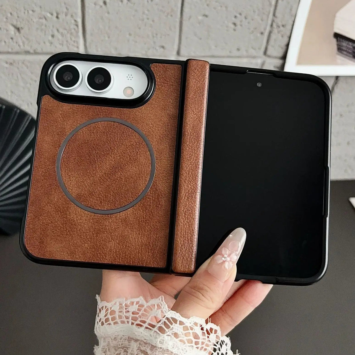 Hochwertige Magnetische Schutzhülle in Lederoptik für iPhone Duo 5G 2026 – MagSafe-Kompatible Rundumschutzhülle mit Scharnier- und Stoßschutz Kaufschwan® Braun iPhone Duo