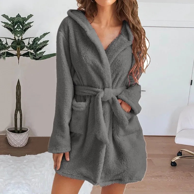 Kuscheliger Damen Bademantel mit Kapuze – Flauschiger Winter Morgenmantel mit Gürtel & Taschen Kaufschwan®