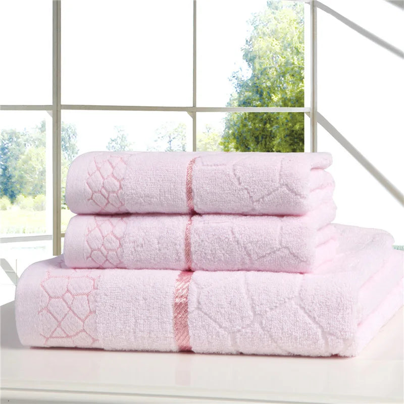 3-teiliges Baumwoll Handtuch Set – 2 Gesichtstücher (34×72cm) + 1 Großes Duschtuch (70×140cm) | Weich, Saugfähig & Stilvolles Rosa Geometrisches Design Kaufschwan®