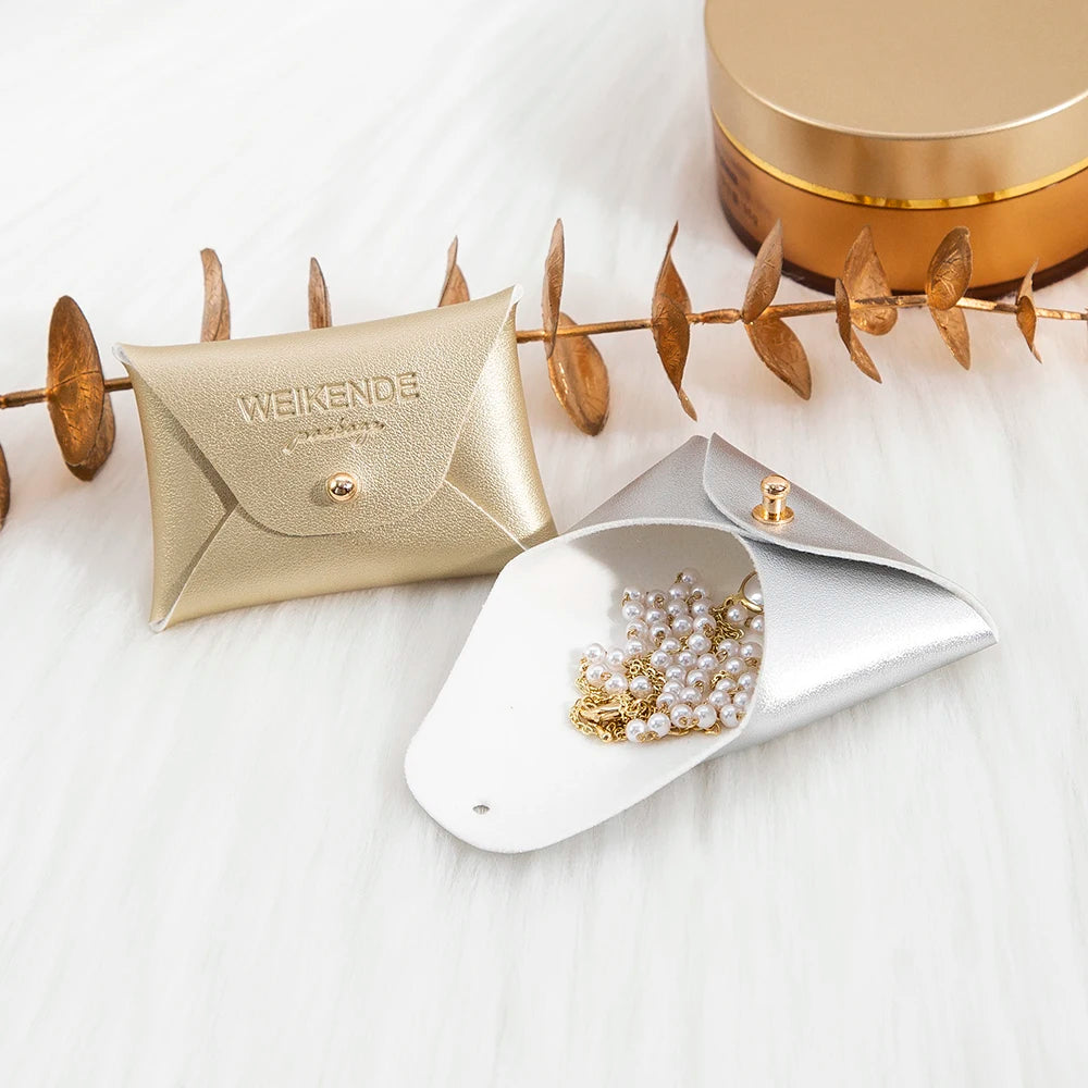 100 Stück Silberne Schmuckbeutel mit Logo – 10x7cm Lederbeutel mit Kordelzug | Für Ohrringe, Ringe, Halsketten, Münzen & Schlüsselanhänger