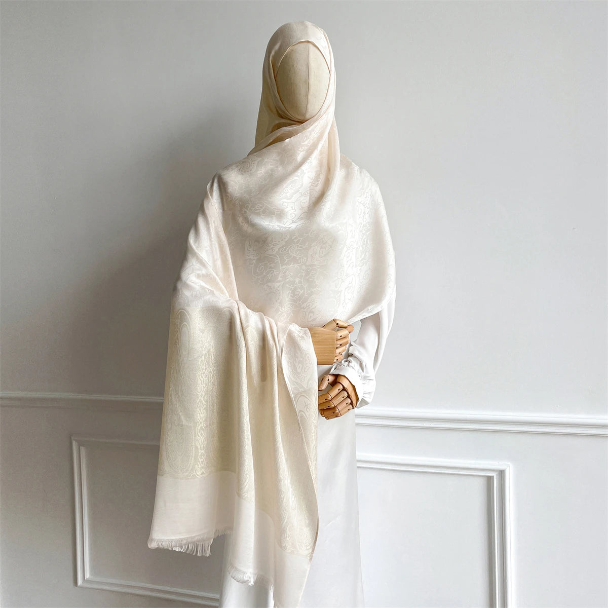 Luxus Hijab mit Blumenmuster & Goldfäden – Damen Jacquard Schal | Muslimisches Kopftuch für Ramadan, Winter & Festliche Anlässe Kaufschwan® Weiß