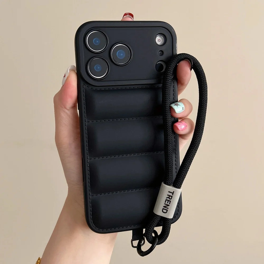 Silikonhülle in Daunenjacken-Optik mit Handgelenkschlaufe für iPhone 18 Pro & iPhone 18 Pro Max – Weiche Hülle mit Kameraschutz Kaufschwan® Schwarz Hülle & Band iPhone 18 Pro