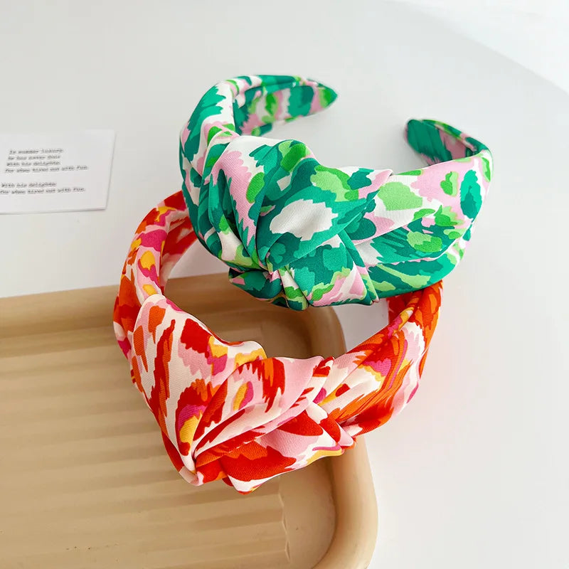 Satin-Haarreif mit Batik-Blumen & großer Schleife – Farbiges Stirnband für Damen & Mädchen | Modisches Haaraccessoire Kaufschwan®