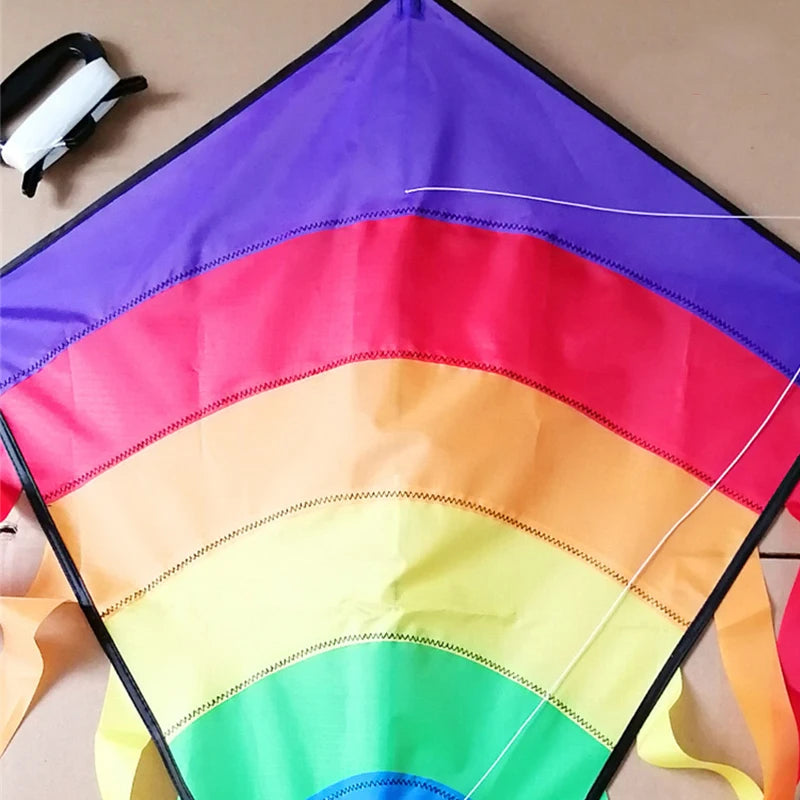 Bunter Regenbogen-Drachen in Rautenform – Kinderdrachen mit Langem Schwanz für Anfänger, Strand und Freizeit im Freien Kaufschwan®