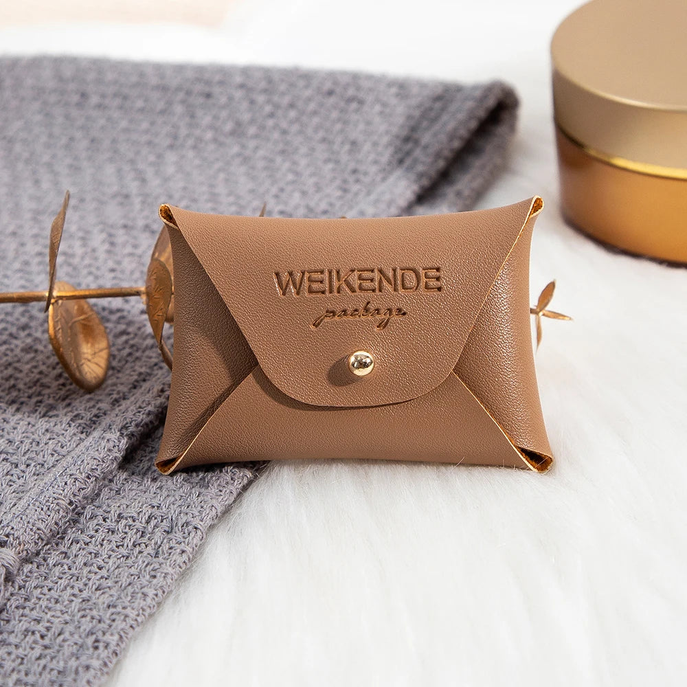 100 Stück Silberne Schmuckbeutel mit Logo – 10x7cm Lederbeutel mit Kordelzug | Für Ohrringe, Ringe, Halsketten, Münzen & Schlüsselanhänger