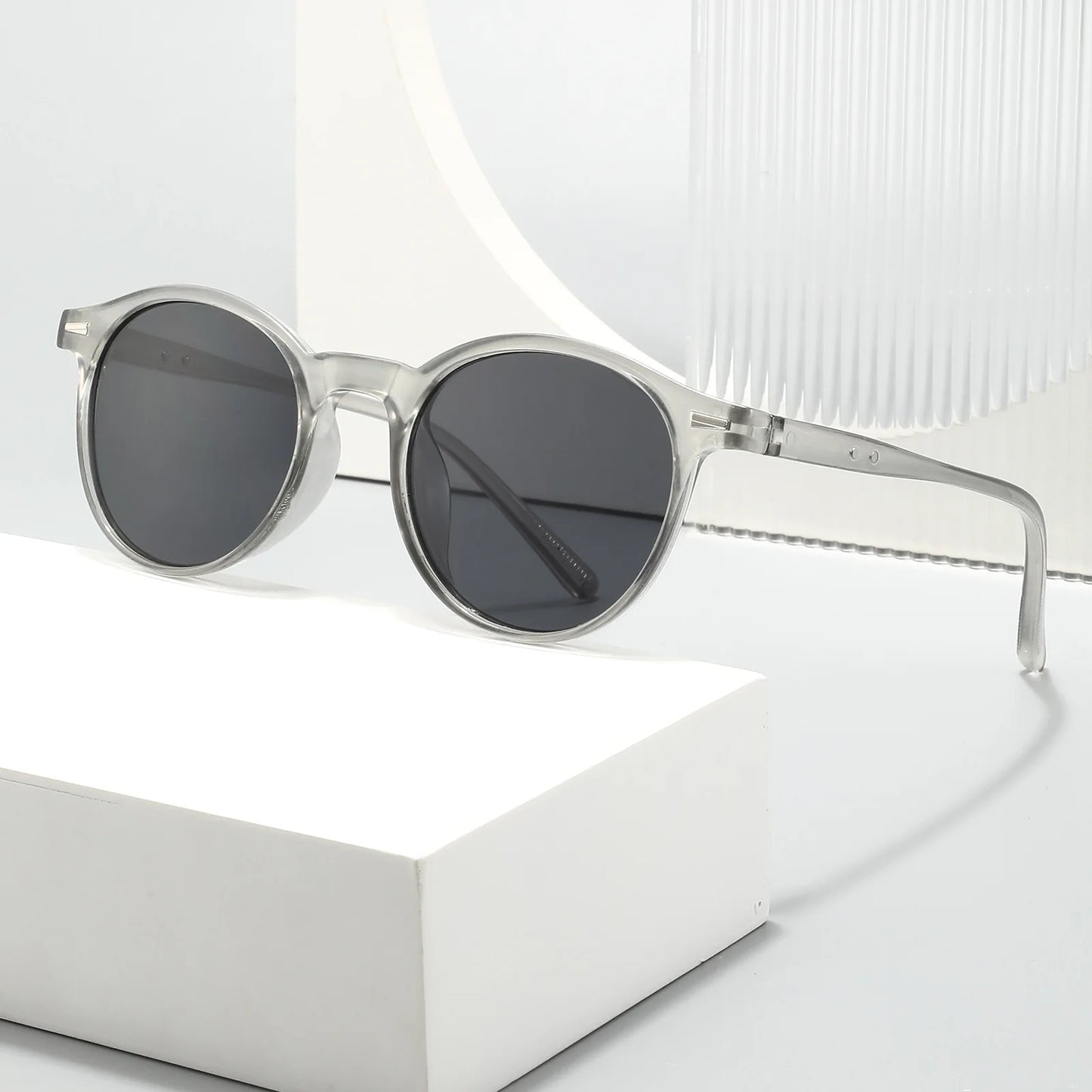 Klassische Runde Sonnenbrille – Sonnenbrille mit PC-Rahmen und Rundlich-Ovaler Form für Damen und Herren, ideal für Alltag und Sommer Kaufschwan® Grau