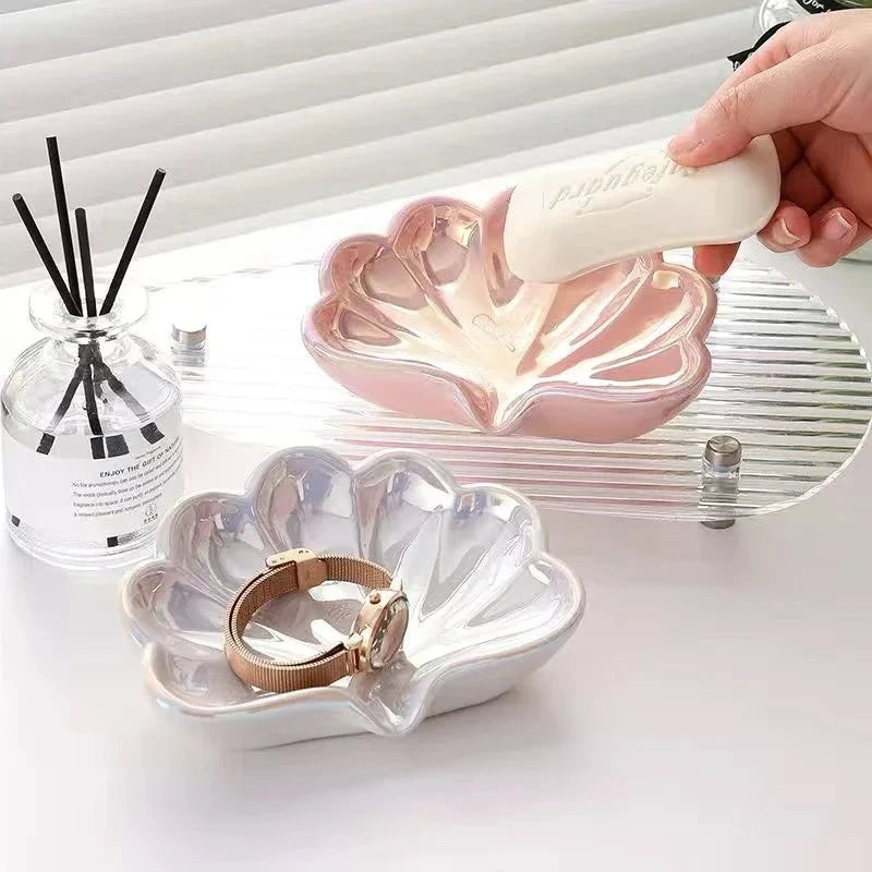 Muschelförmige Keramik Seifenschale – Kreativer Seifenhalter mit Abfluss für Badezimmer, Waschbecken oder Schreibtisch Kaufschwan®