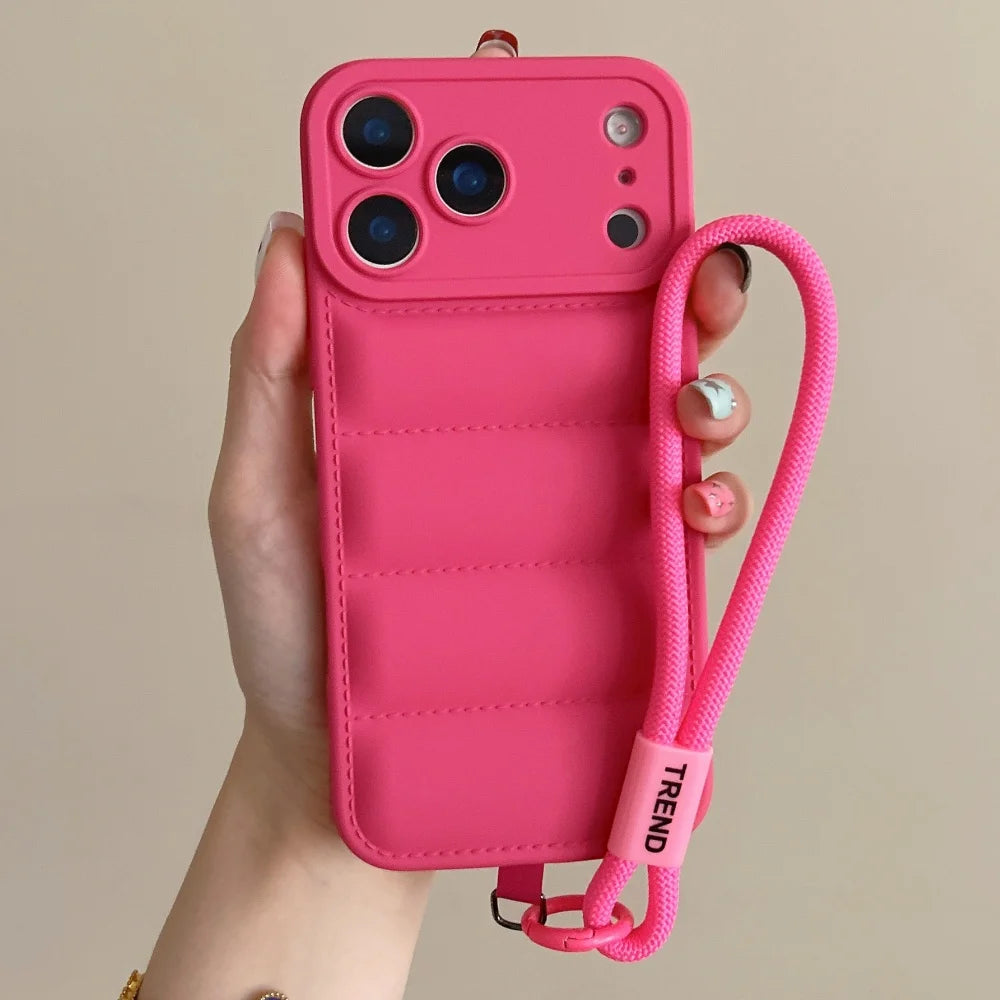 Silikonhülle in Daunenjacken-Optik mit Handgelenkschlaufe für iPhone 18 Pro & iPhone 18 Pro Max – Weiche Hülle mit Kameraschutz Kaufschwan® Pink Hülle & Band iPhone 18 Pro