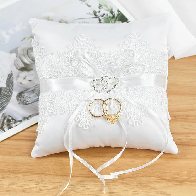 Ringkissen mit Schleife und Perlen – Elegantes Weißes Hochzeitskissen Kaufschwan®