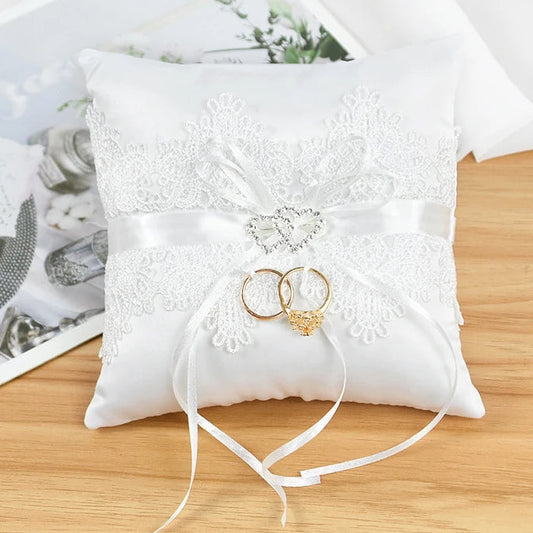 Ringkissen mit Schleife und Perlen – Elegantes Weißes Hochzeitskissen Kaufschwan®