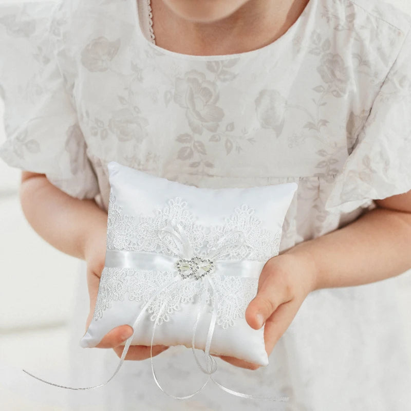 Ringkissen mit Schleife und Perlen – Elegantes Weißes Hochzeitskissen Kaufschwan®