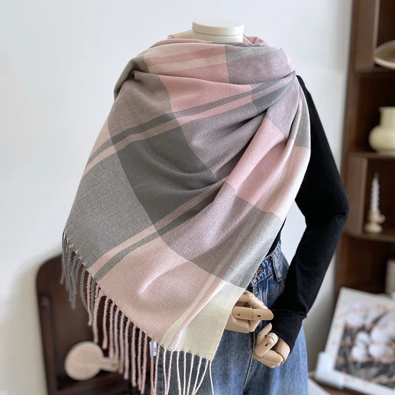 Gemütlicher Karo Schal | Weiches Kaschmir-Imitat | Warmes Umschlagtuch mit Fransen für Herbst & Winter Kaufschwan® Rosa-Grau kariert