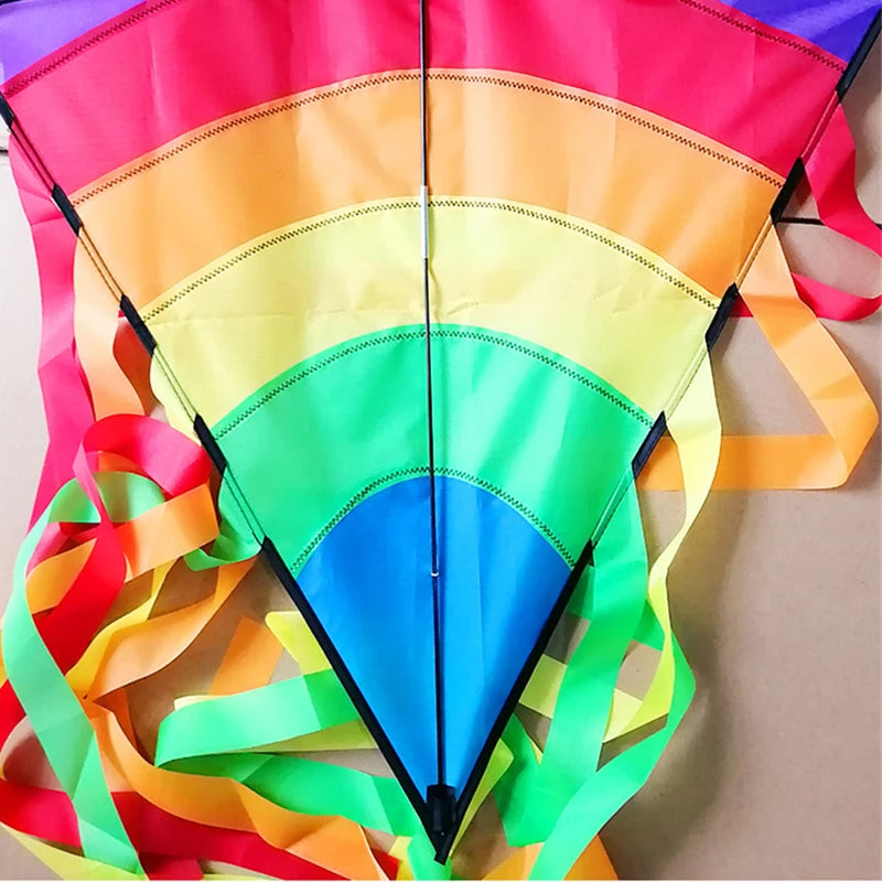 Bunter Regenbogen-Drachen in Rautenform – Kinderdrachen mit Langem Schwanz für Anfänger, Strand und Freizeit im Freien Kaufschwan®