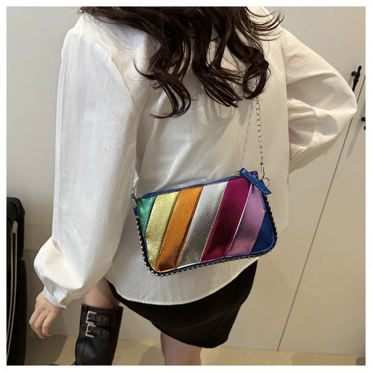 Regenbogen Gestreifte Damen Tasche – Leichte Ketten Crossbody, Schulter & Clutch Handtasche | Modische Handy Tasche Kaufschwan®