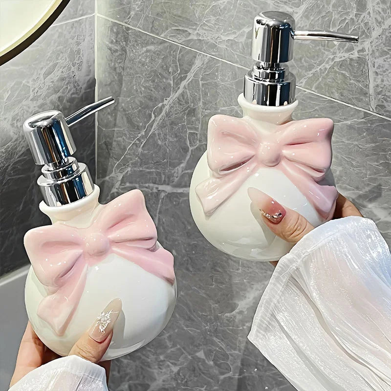 Nachfüllbarer Seifenspender mit Schleifen-Design – Separate Flaschen für Shampoo & Conditioner fürs Badezimmer Kaufschwan®