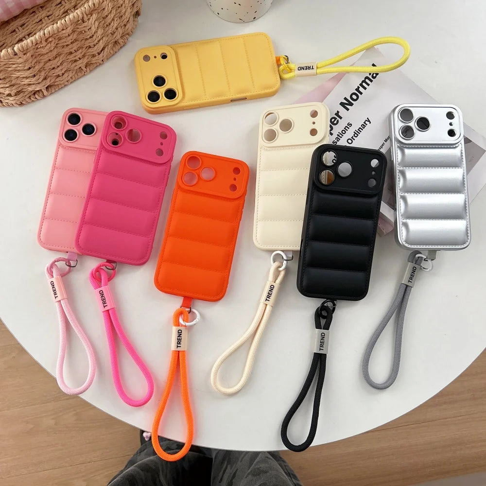 Silikonhülle in Daunenjacken-Optik mit Handgelenkschlaufe für iPhone 18 Pro & iPhone 18 Pro Max – Weiche Hülle mit Kameraschutz Kaufschwan®